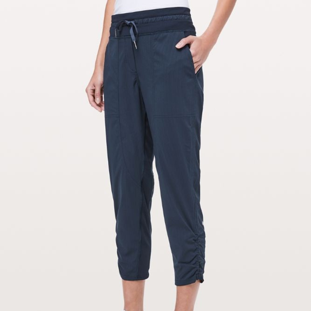 Lululemon Dance Studio MR Crop size 2
